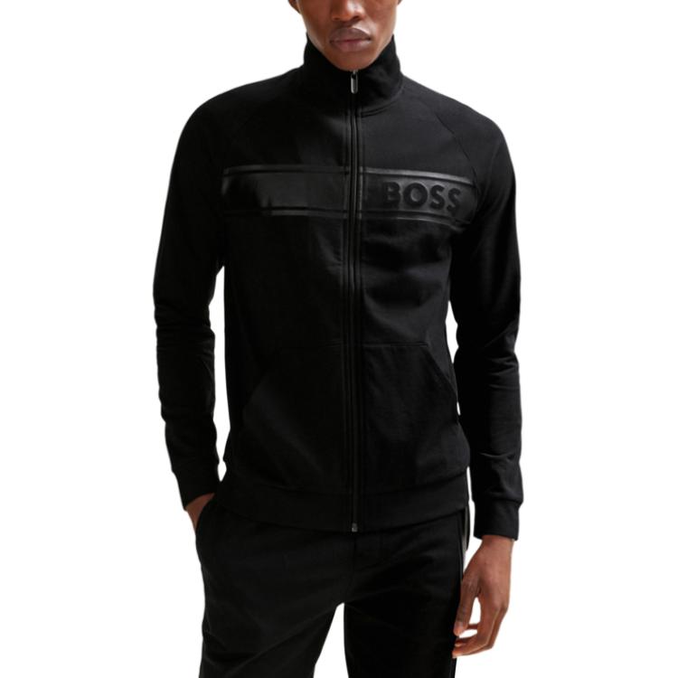 Lookbook HUGO BOSS SS24 黑色高領拉鍊外套附品牌印花。 50510629-001