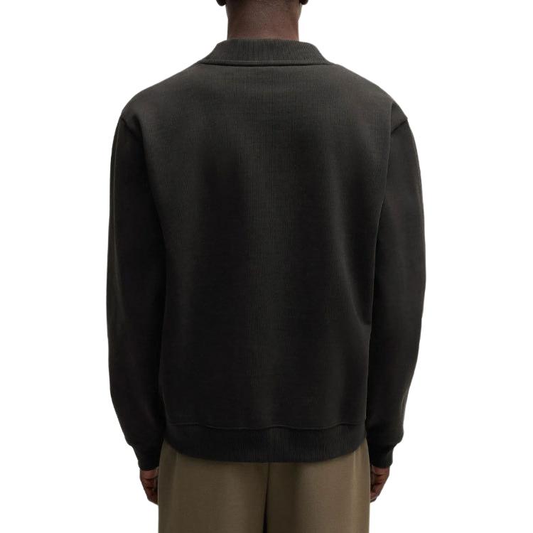 Lookbook HUGO BOSS SS24 黑色V領寬鬆版型LOGO設計針織毛衣。 50516705-001