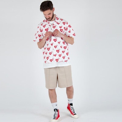 HUMAN MADE 全印花爱心标志男女同款白色短袖衬衫 HM19SH011 Shop HUMAN MADE 全印花爱心标志男女同款白色短袖衬衫 HM19SH011