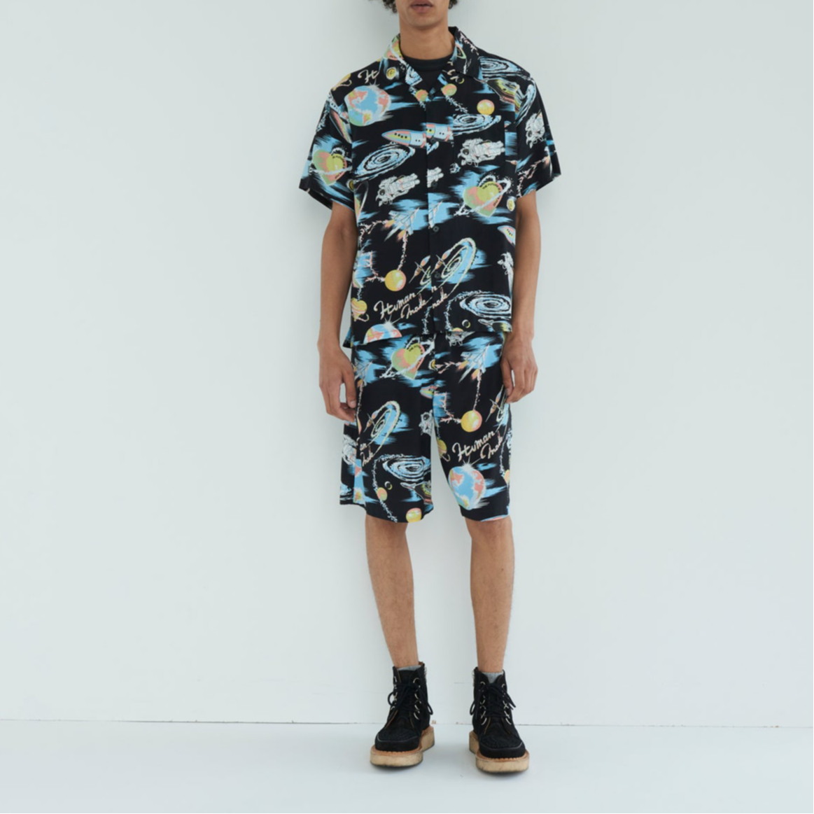 Shop HUMAN MADE SS24 夏季风情满印宽松短裤 男女通用版型 HM27PT022