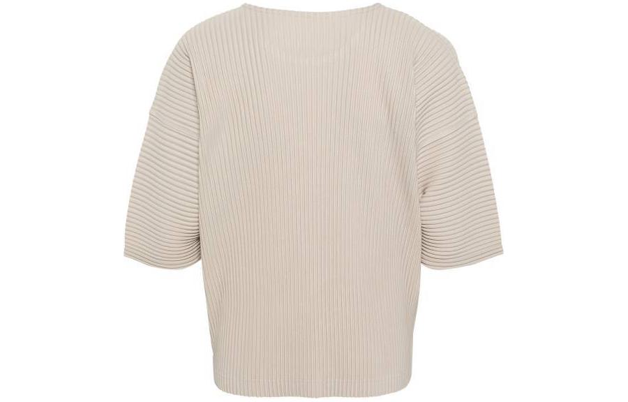 Lookbook ISSEY MIYAKE 米色純色修身款圓領T恤。 HP46JK113-43