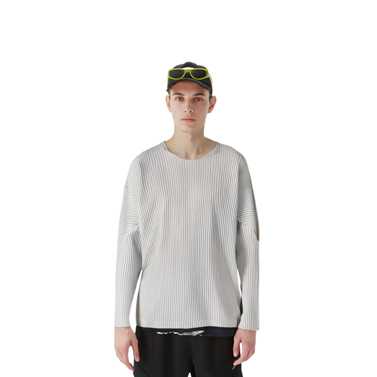 Lookbook ISSEY MIYAKE 淺灰色純色寬鬆長袖毛衣。 HP55JK421-11