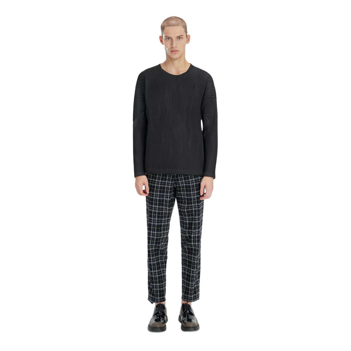 Shop ISSEY MIYAKE 修身純色圓領長袖T恤 黑色 HP55JK421-15