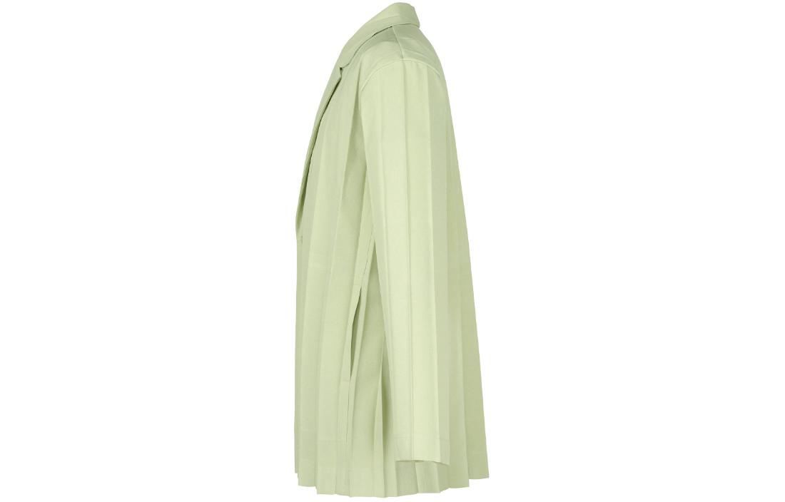 Shop ISSEY MIYAKE 素色修身長袖外套 淺綠色 HP41FD285-61
