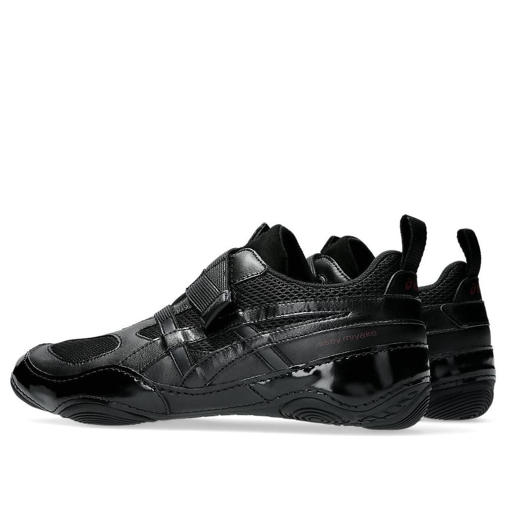 Shop 三宅一生 x ASICS 黑色超感绑带运动鞋 1203A819-001