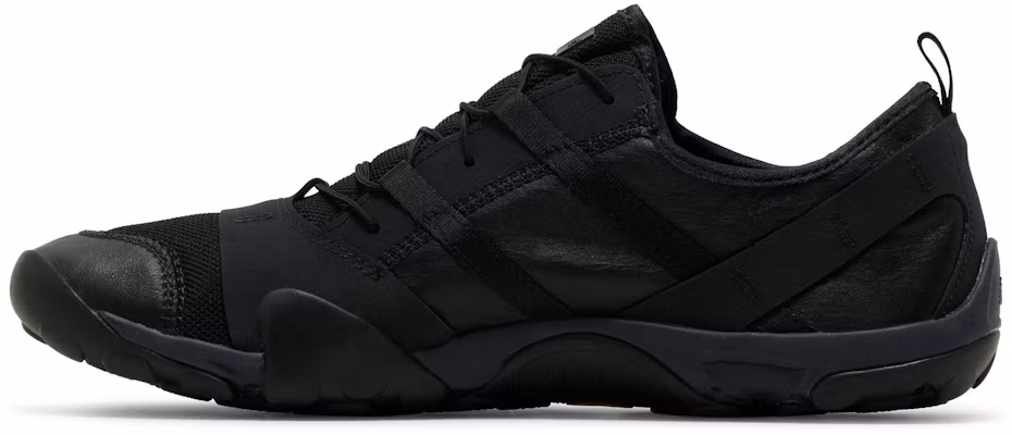 Issey Miyake x New Balance MT10O ''Zwart'' MT10OIS Lookbook Issey Miyake x New Balance MT10O ''Zwart'' MT10OIS