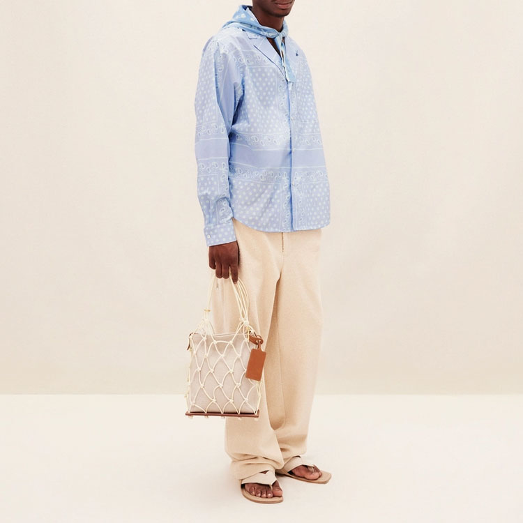 Lookbook Jacquemus Kemeja Lengan Panjang Biru Bermotif dengan Kancing Depan. 235SH03513563DL