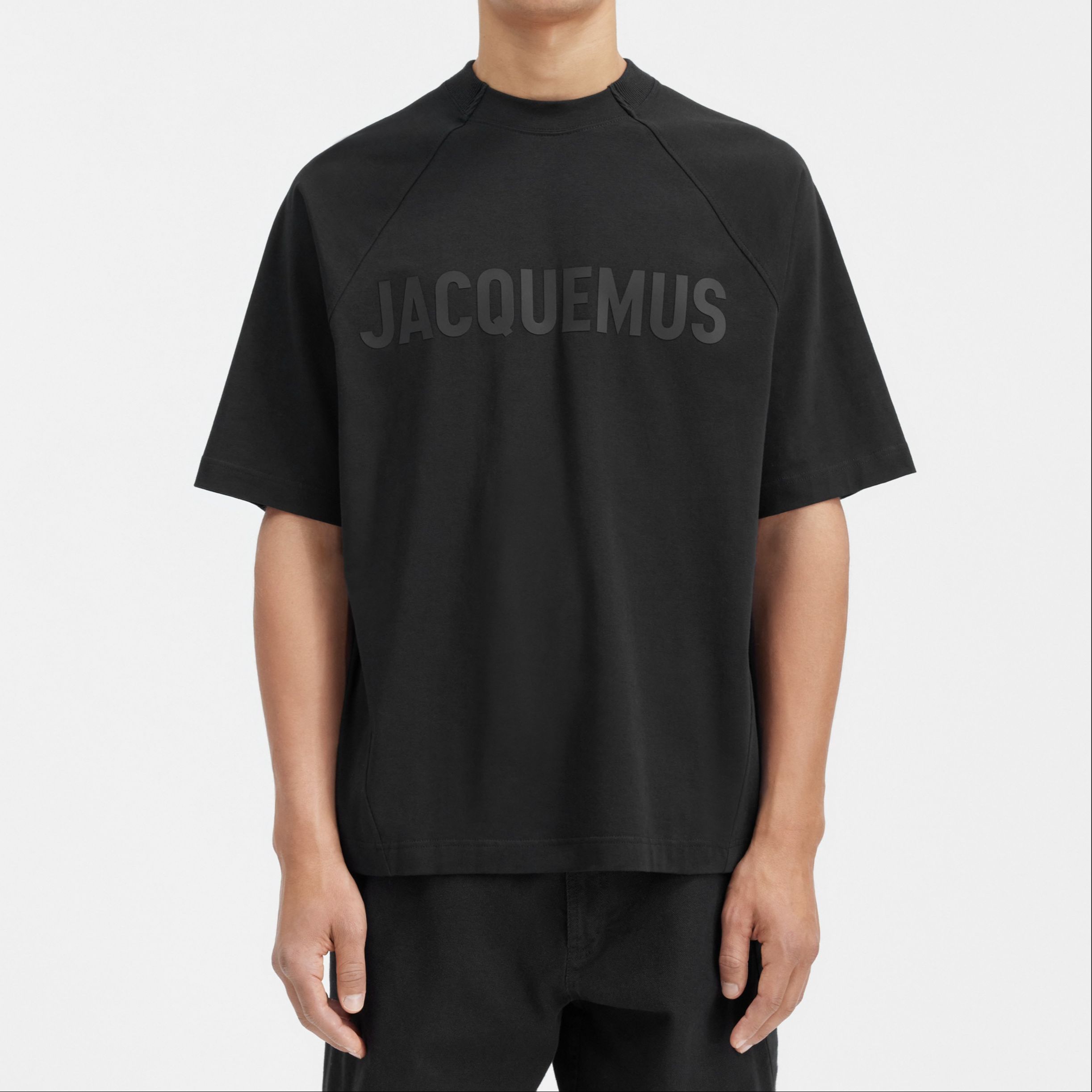 Lookbook Jacquemus Oversized Raglan Sleeve Crewneck T-Shirt Hitam. 245JS212-2031-990