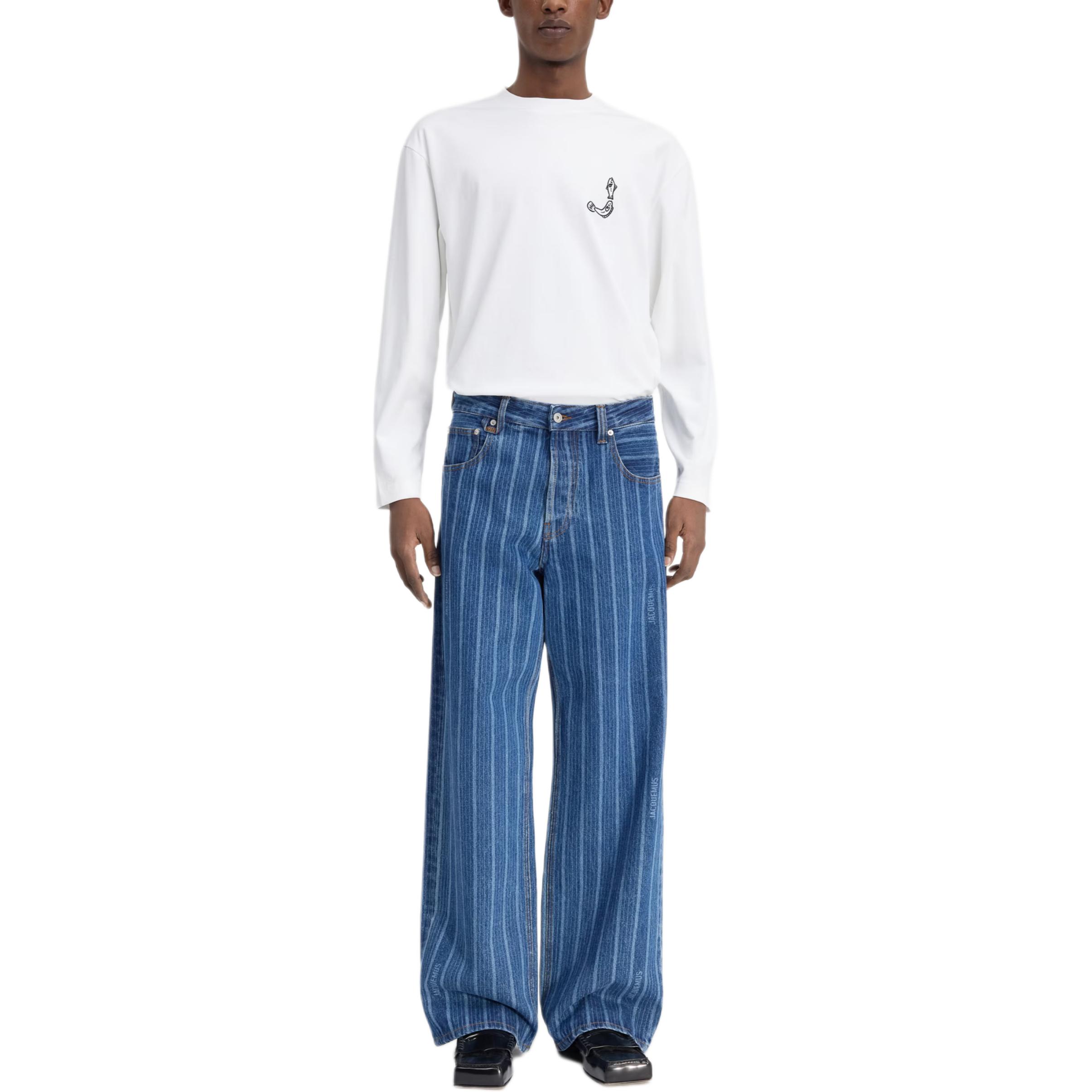 Lookbook Jacquemus FW24 Jeans Pria Biru Pudar Garis-Garis Model Baggy Mid-Rise. 245DE038-1513-3FF