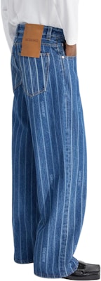 Jacquemus FW24 Baggy Mid-Rise Washed Blue Striped Jeans for Men. 245DE038-1513-3FF Purchase Jacquemus FW24 Baggy Mid-Rise Washed Blue Striped Jeans for Men. 245DE038-1513-3FF