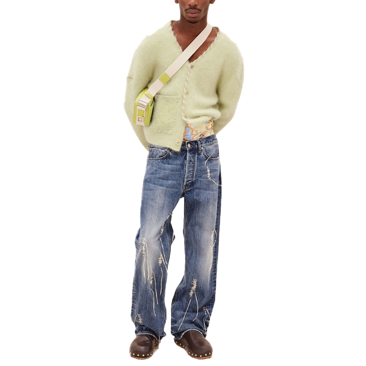 Lookbook Jacquemus SS23 Celana Jeans Wide-Leg Jahitan Usang Warna Biru Muda. 235DE00813893AU