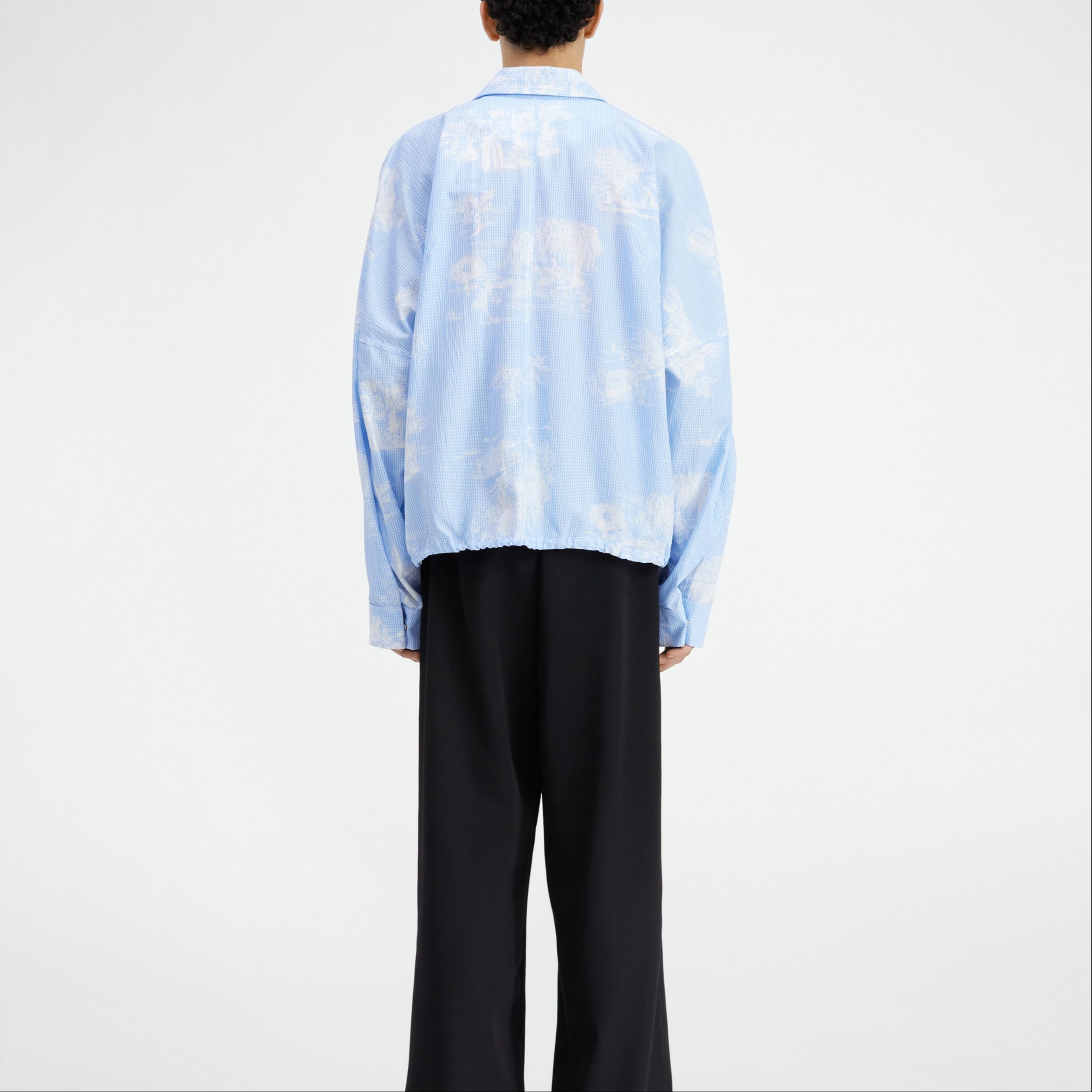 Lookbook Jacquemus Kemeja Bomber Vichy Biru Lengan Panjang Kancing Raglan Collar. 236SH059-1499-3BV