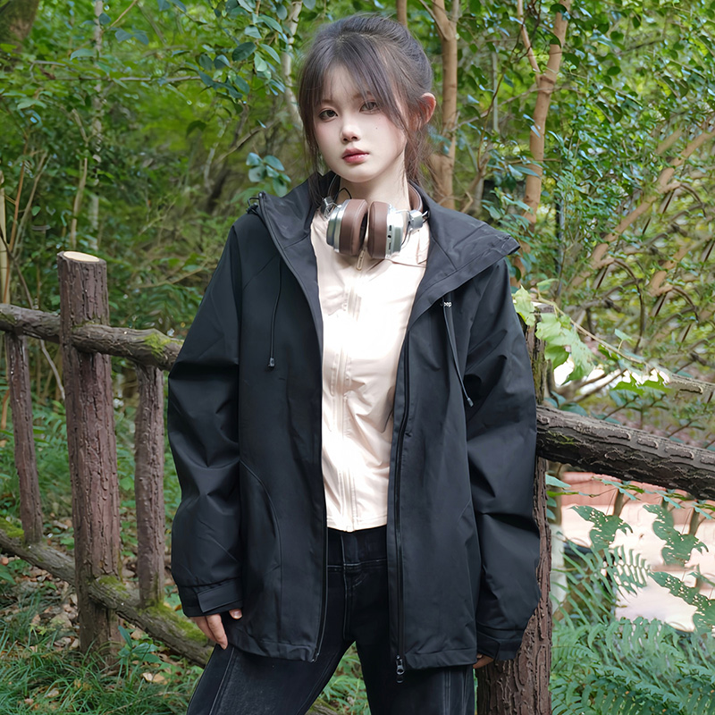 Shop Jeep户外徒步防水防风3合1夹克男女款休闲外套 P844MWF124