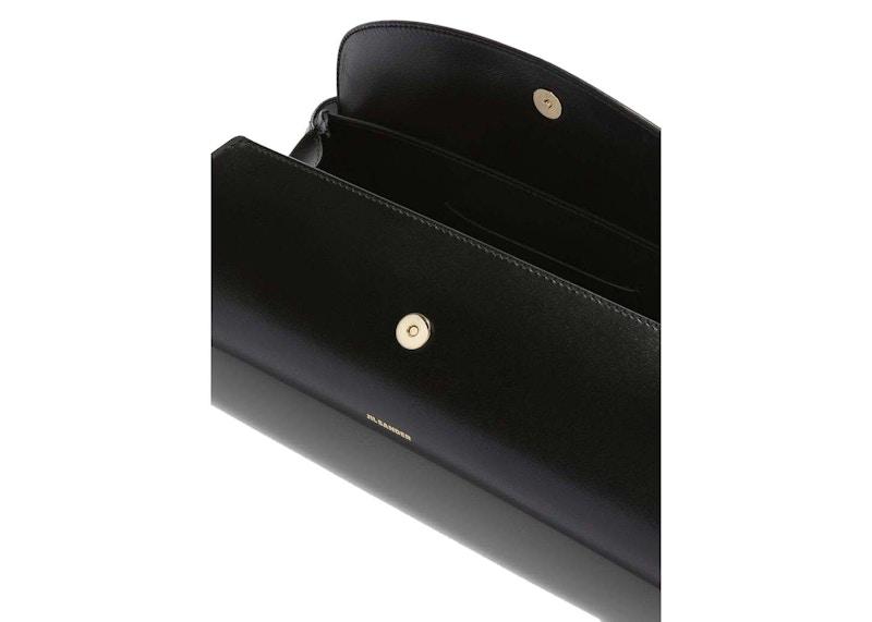 Lookbook Jil Sander 黑色小款Cannolo手袋。