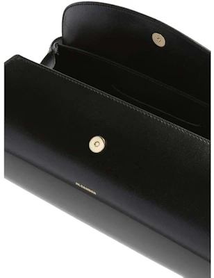 Jil Sander 黑色小款Cannolo手袋。 Lookbook Jil Sander 黑色小款Cannolo手袋。