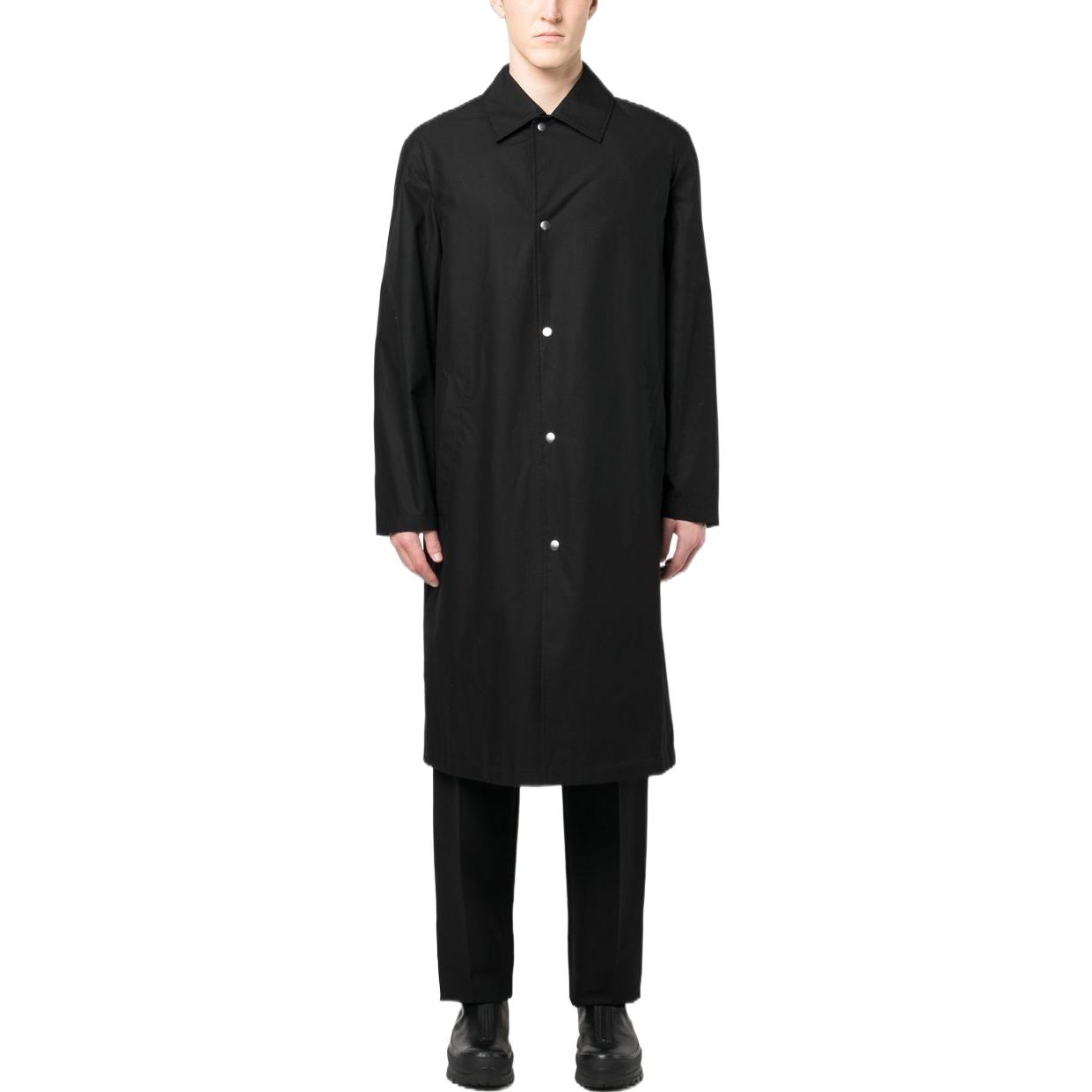 Lookbook Jil Sander FW22 黑色中長款風衣外套附標誌印花。 J23AA0007-J45070-001