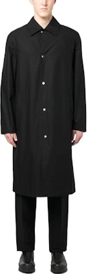 Jil Sander FW22 黑色中長款風衣外套附標誌印花。 J23AA0007-J45070-001 Lookbook Jil Sander FW22 黑色中長款風衣外套附標誌印花。 J23AA0007-J45070-001