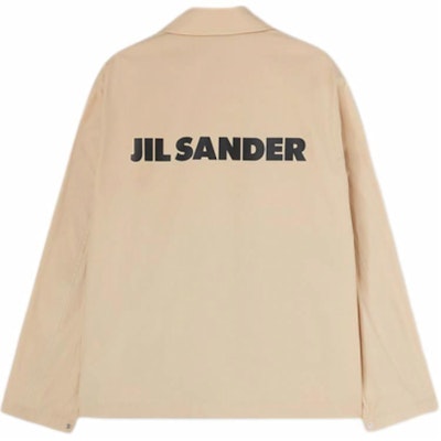 Jil Sander SS25 Jaket Kolar Polo Logo Belakang Minimalis Beige J23BN0003J45026-236 Lookbook Jil Sander SS25 Jaket Kolar Polo Logo Belakang Minimalis Beige J23BN0003J45026-236