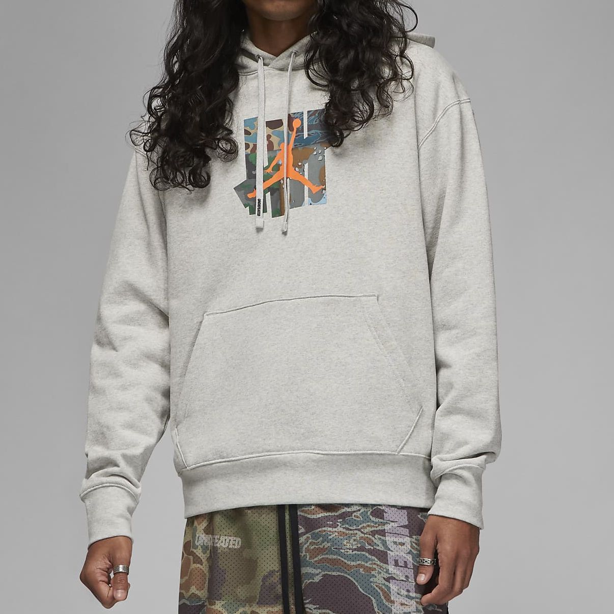Lookbook Jordan Brand x UNDEFEATED Logo Hoodie Capsule Collection Men’s Pullover Grey. DX4299-050
