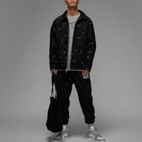 조던 플라이트 로고 프린트 우븐 스포츠 자켓 블랙. DV7564-010 Shop 조던 플라이트 로고 프린트 우븐 스포츠 자켓 블랙. DV7564-010