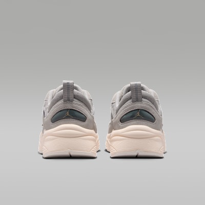 Jordan Trunner O/S Licht IJzererts/Grijs/Roodbruin/Medium Bruin IB3722-011 Details for Jordan Trunner O/S Licht IJzererts/Grijs/Roodbruin/Medium Bruin IB3722-011