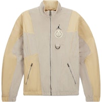 乔丹x HTG联名亚洲限定男款奶油色徽标拼接高领夹克 DJ7976-236 Order 乔丹x HTG联名亚洲限定男款奶油色徽标拼接高领夹克 DJ7976-236