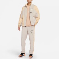 乔丹x HTG联名亚洲限定男款奶油色徽标拼接高领夹克 DJ7976-236 Shop 乔丹x HTG联名亚洲限定男款奶油色徽标拼接高领夹克 DJ7976-236