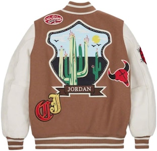 Chaqueta de béisbol Jordan x Travis Scott marrón con estampado para hombre. DO4104-256 Lookbook Chaqueta de béisbol Jordan x Travis Scott marrón con estampado para hombre. DO4104-256