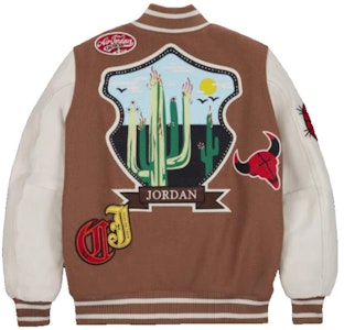 Chaqueta de béisbol marrón Jordan x Travis Scott Patchwork estampada. DO4103-256 Lookbook Chaqueta de béisbol marrón Jordan x Travis Scott Patchwork estampada. DO4103-256