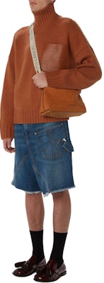 JW Anderson SS24 Caramel Brown Turtleneck Knit Sweater Lengan Panjang KW1234YN0367619-BROWN Lookbook JW Anderson SS24 Caramel Brown Turtleneck Knit Sweater Lengan Panjang KW1234YN0367619-BROWN