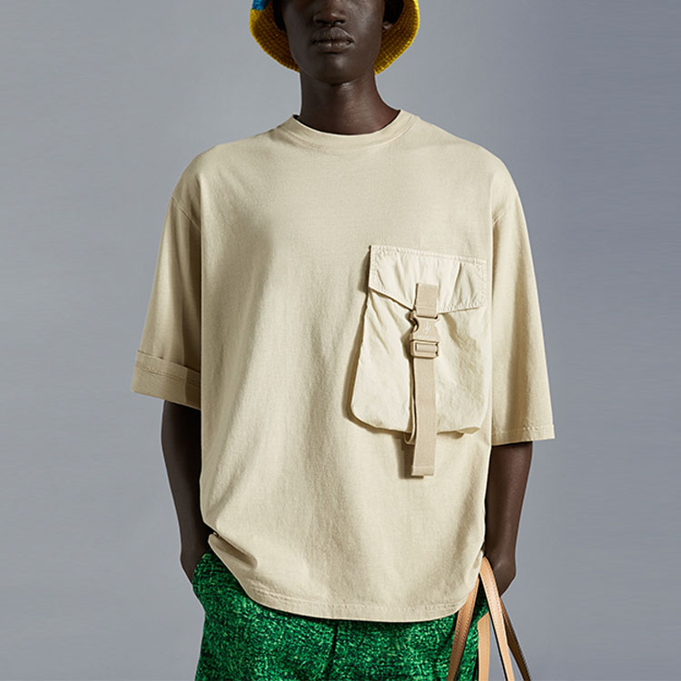 Lookbook Camiseta Unisex Beige con Bolsillo JW Anderson x Moncler FW22 Crewneck H209E8C00001829JS201