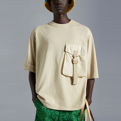 Camiseta Unisex Beige con Bolsillo JW Anderson x Moncler FW22 Crewneck H209E8C00001829JS201 Lookbook Camiseta Unisex Beige con Bolsillo JW Anderson x Moncler FW22 Crewneck H209E8C00001829JS201
