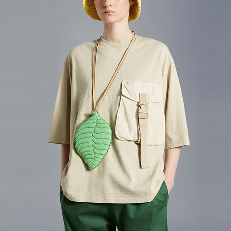 Shop Camiseta Unisex Beige con Bolsillo JW Anderson x Moncler FW22 Crewneck H209E8C00001829JS201