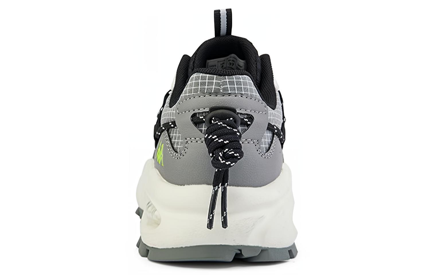 Shop Kappaカジュアル ダッドスニーカー 黒 (Kappa kajuaru daddo sunīkā kuro) K0CX5MC33-990