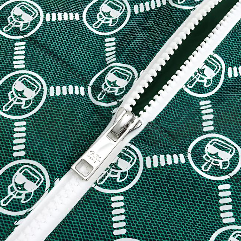 Shop KARL LAGERFELD 綠色圖案連帽外套 拉鍊夾克 適街頭旅行 1K1D10101019