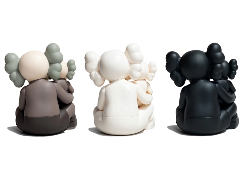 Order Set Boneka Vinyl KAWS Holiday Gunung Changbai 'Coklat Putih Hitam'