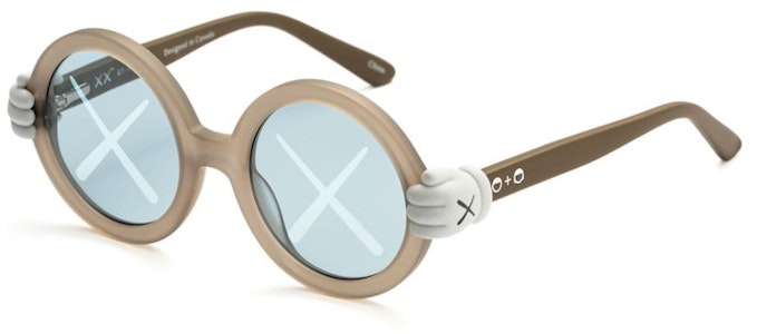 Kacamata Hitam KAWS x SD Abu-Abu Order Kacamata Hitam KAWS x SD Abu-Abu