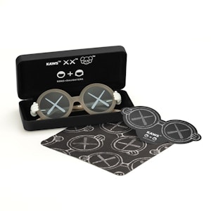 Kacamata Hitam KAWS x SD Abu-Abu Lookbook Kacamata Hitam KAWS x SD Abu-Abu