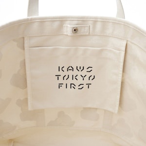 Bolso Tote Blanco KAWS x Uniqlo Tokyo First 446250 Order Bolso Tote Blanco KAWS x Uniqlo Tokyo First 446250