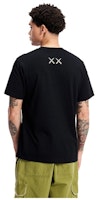 KAWS x Uniqlo UT Kaos Grafis Lengan Pendek Hitam 467775 Lookbook KAWS x Uniqlo UT Kaos Grafis Lengan Pendek Hitam 467775