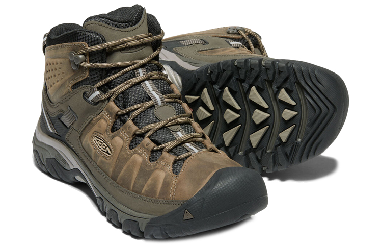 Shop KEEN Targhee III 防水中筒靴 '棕黑色' 1017786