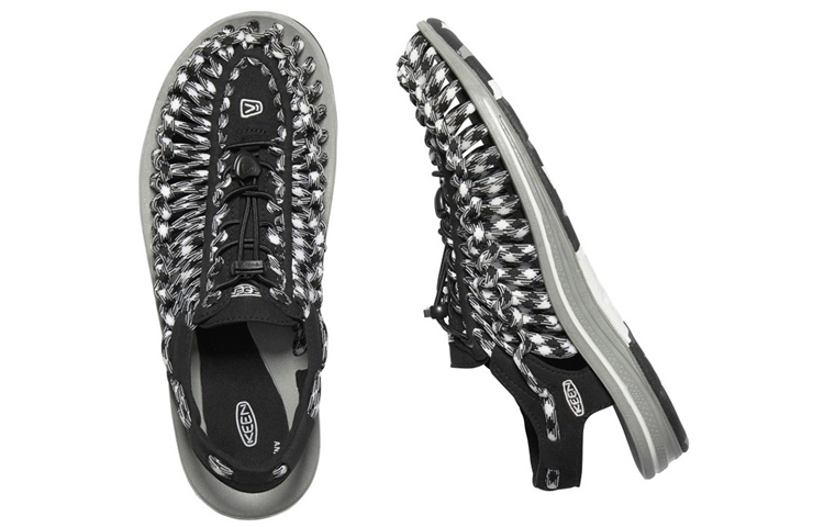 Shop KEEN Uneek 涼鞋 黑灰白色