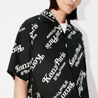 KENZO Kemeja Hitam Kasual Lengan Pendek dengan Butang Huruf. FE55CH1119P4-99 Sizing KENZO Kemeja Hitam Kasual Lengan Pendek dengan Butang Huruf. FE55CH1119P4-99