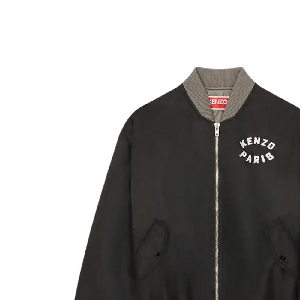 Sizing KENZO Jaket Bomber Hitam Bordir dengan Resleting dan Desain Grafis. FE55BL1279OC-99
