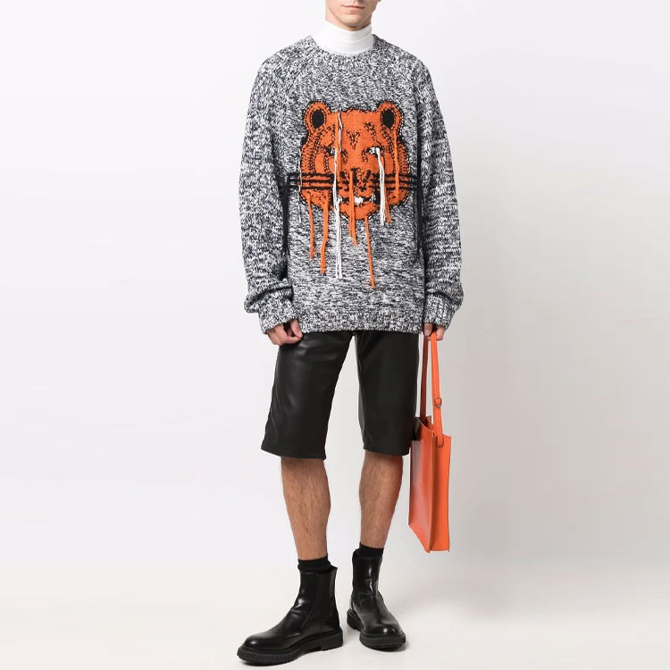 Shop KENZO 經典虎頭標誌男士灰色寬鬆版圓領毛衣 FB65PU6323TD-93