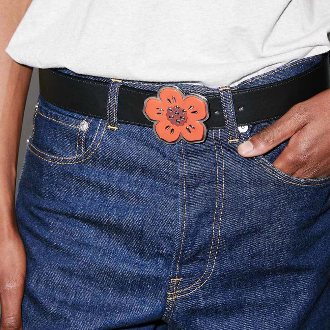 Shop KENZO 花卉釦皮革腰帶 黑色/棕色 4公分寬 FD55CE006L25-99