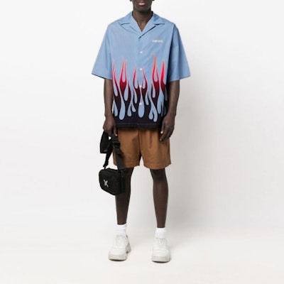 켄조 FW22 네이비 플레임 프린트 반팔 버튼다운 셔츠. FC55CH1409S6-61【】 Shop 켄조 FW22 네이비 플레임 프린트 반팔 버튼다운 셔츠. FC55CH1409S6-61【】