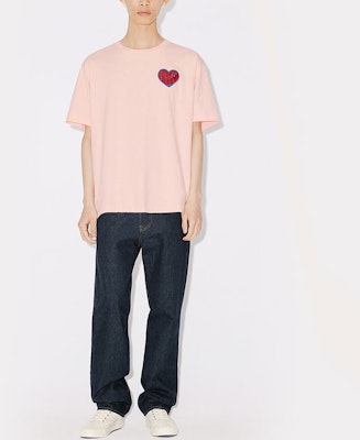 KENZO FW23 Camiseta Unisex Rosa Claro con Estampado de Corazón y Manga Corta. FD65TS1304SO-34 Shop KENZO FW23 Camiseta Unisex Rosa Claro con Estampado de Corazón y Manga Corta. FD65TS1304SO-34