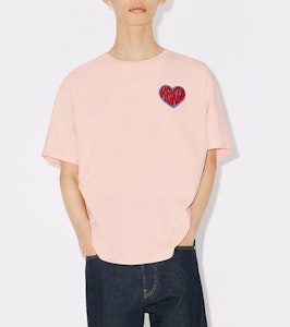 KENZO FW23 Camiseta Unisex Rosa Claro con Estampado de Corazón y Manga Corta. FD65TS1304SO-34 Purchase KENZO FW23 Camiseta Unisex Rosa Claro con Estampado de Corazón y Manga Corta. FD65TS1304SO-34