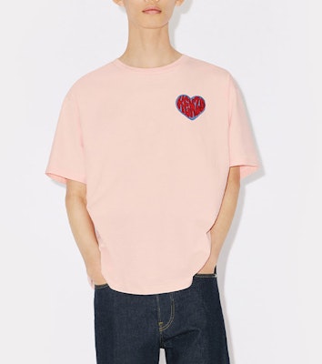 KENZO FW23 Camiseta Unisex Rosa Claro con Estampado de Corazón y Manga Corta. FD65TS1304SO-34 Purchase KENZO FW23 Camiseta Unisex Rosa Claro con Estampado de Corazón y Manga Corta. FD65TS1304SO-34